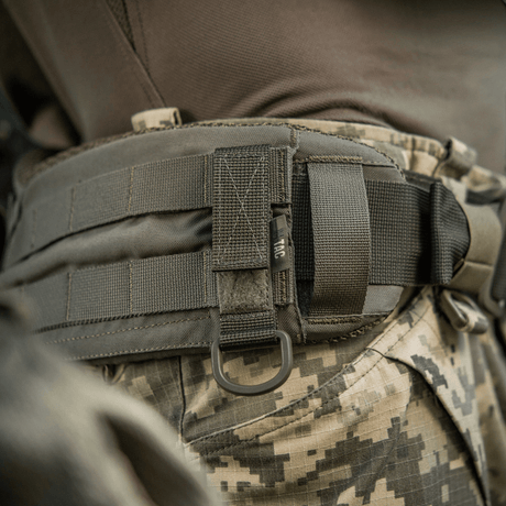 M-Tac feste med D-ring montert på taktisk utstyr med MOLLE-system og Velcro.