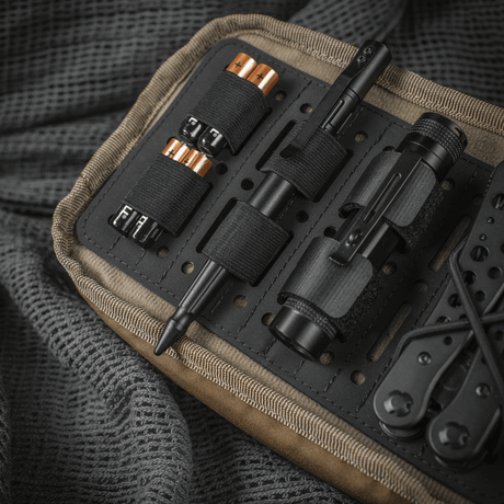M-Tac Modul Insert Molle 11x19, Laser Cut i bruk for organisering av utstyr i en ryggsekk, med laserutskårne rom for EDC-utstyr.