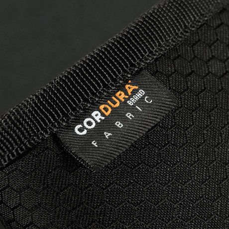 Nærbilde av M‑Tac Pung Elite Gen.II Hex laget av Cordura Hex 1000D-stoff med synlig merke.