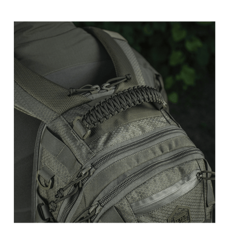 M-Tac Mission Rygsæk Elite Hex med ergonomisk design og Cordura-materiale, detaljvisning av MOLLE LASER CUT-system.