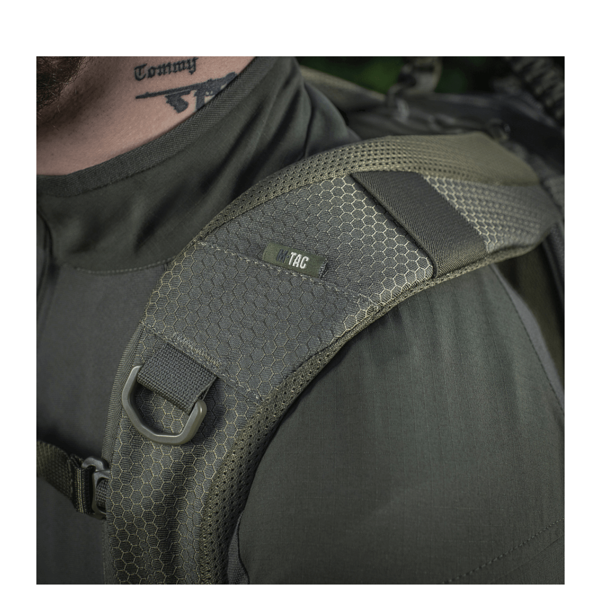 Nærbillede af M-Tac Mission Rygsæk Elite Hex i Cordura Hex 1000D med ergonomisk skulderrem.