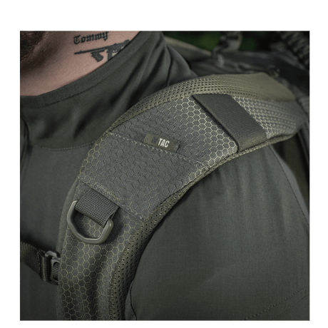 Nærbilde av M-Tac Mission Rygsæk Elite Hex med ergonomisk skulderstropp laget av Cordura Hex 1000D, inkludert MOLLE LASER CUT-system.