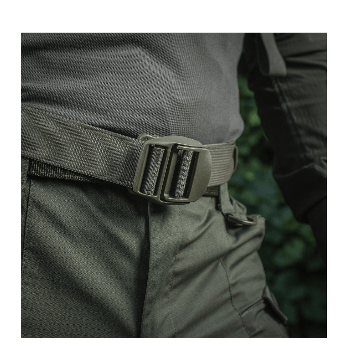 Taktisk bælte i brug fra M-Tac, fremstillet af robust materiale, ideelt til udendørs aktiviteter