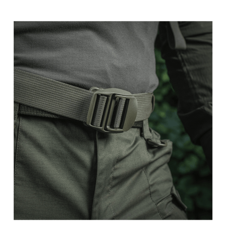 Mann iført M-Tac Mission Rygsæk Elite Hex med Cordura-materiale og MOLLE LASER CUT-system, nær belte.