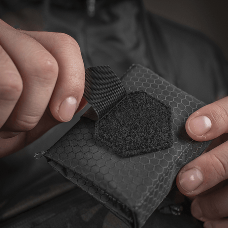 M-Tac City Med Pouch Hex i slankt design med hexagonmønstret ripstopmateriale, kompakt bærbart førstehjelpssett, galleri posisjon 1.