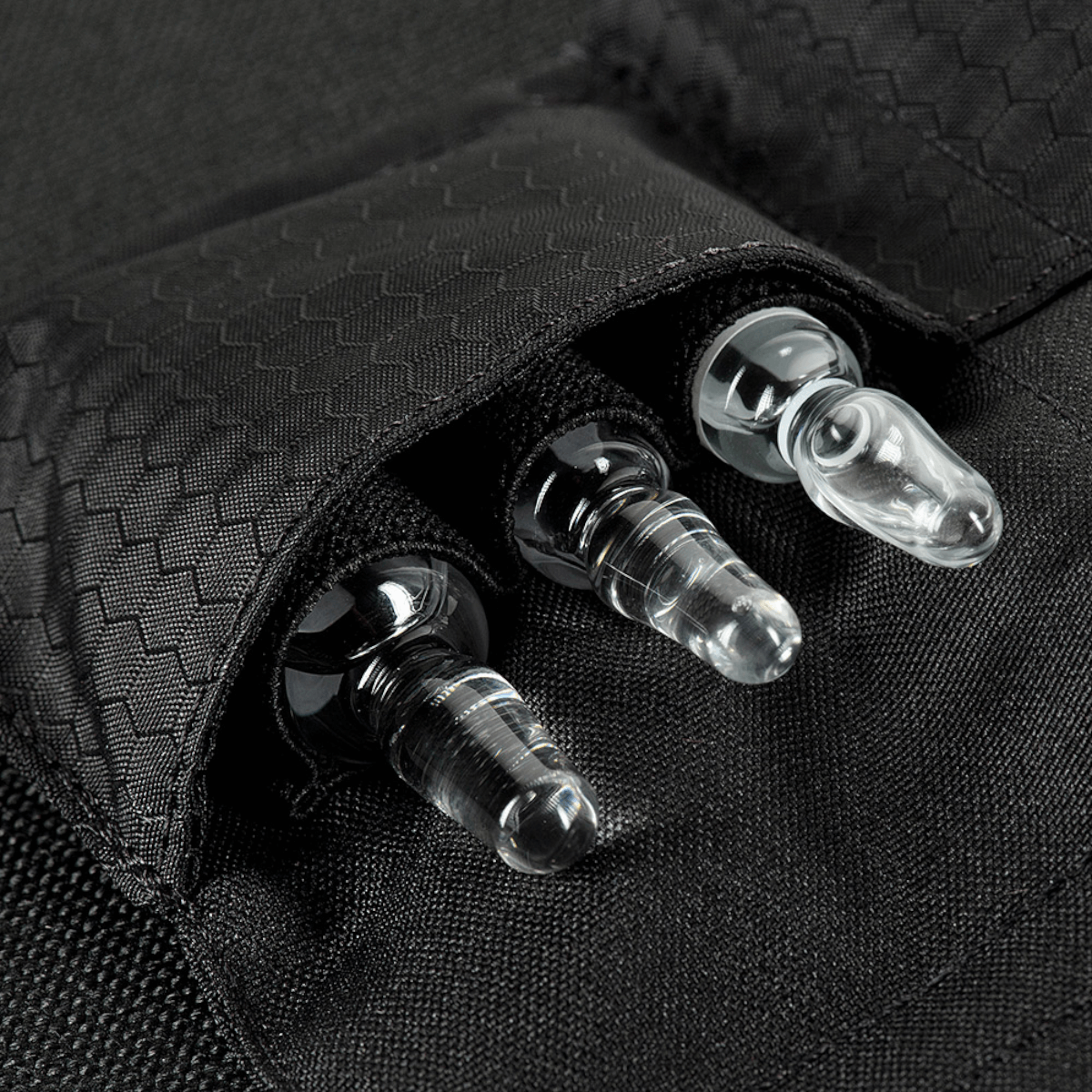 Nærbillede af M-Tac City Med Pouch Hex lavet af slidstærkt Hex Polyester med medicinsk udstyr synligt, lukkes med Velcro.