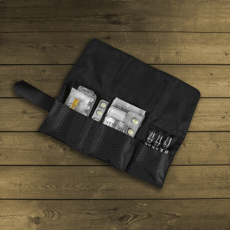 M-Tac City Med Pouch Hex i slitesterkt hexagonmønstret ripstop-materiale, kompakt førstehjelpskit med organiserte rom, galleri posisjon 1