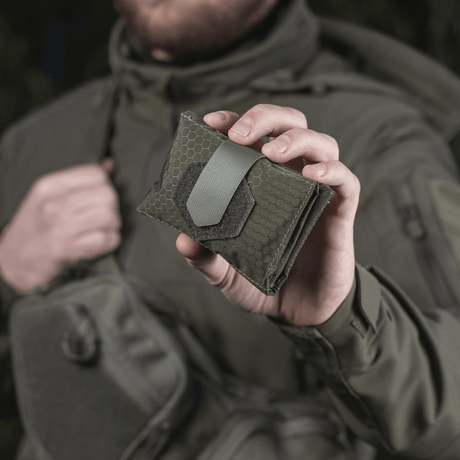 M-Tac City Med Pouch Hex i slitesterkt hexagonmønstret ripstopmateriale, kompakt førstehjelpssett vist i galleri posisjon 1.