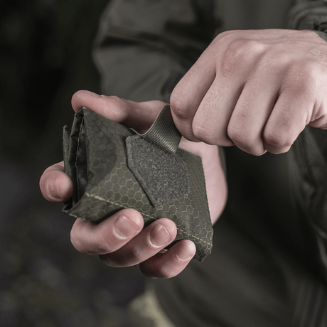 M-Tac City Med Pouch Hex i slitesterkt hexagonmønstret ripstopmateriale, kompakt bærbart førstehjelpssett, galleri posisjon 1.