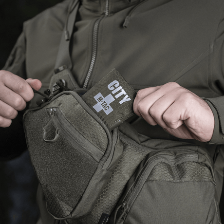 M-Tac City Med Pouch Hex i slitesterkt ripstopmateriale med hexagonmønster, kompakt bærbart førstehjelpssett, galleri posisjon 1.