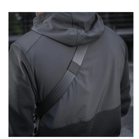 Person med M-Tac Cross Taske Slim Elite Hex iført en svart jakke.