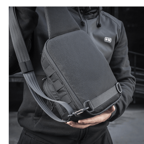 M-Tac Cross Taske Slim Elite Hex i bruk, viser stilfullt design og holdbare materialer.