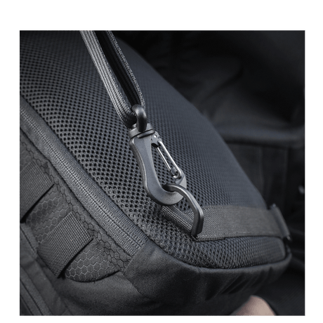 Nærbilde av M-Tac Cross Taske Slim Elite Hex med solid YKK-lynlås og Woojin-spenne, laget av holdbart Cordura-materiale.