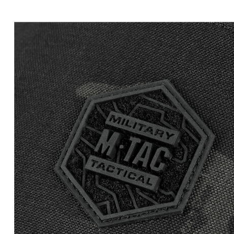 M-Tac Cross Taske Slim Elite Hex-logo på vesken i slitesterkt Cordura-materiale, nærbilde av M-Tac-merket.