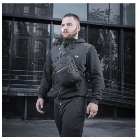 Mann bærer M-Tac Cross Taske Slim Elite Hex, en stilfull og funksjonell veske laget av Cordura med YKK og Woojin-tilbehør.