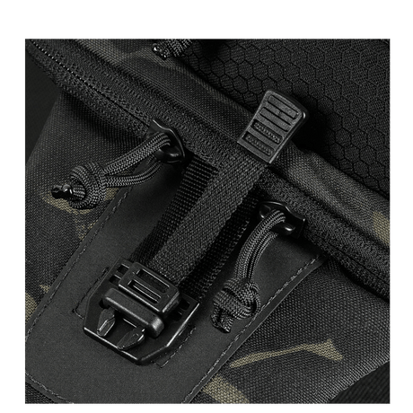 M-Tac Cross Taske Slim Elite Hex med Cordura-materiale og Woojin-spenne, detaljert visning av lynlås og stropper.