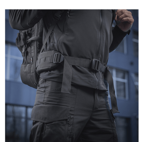 Mann iført M-Tac Rygsæk Large Elite Hex Gen. IV i bymiljø, nærbilde av detaljer.