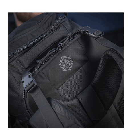 M-Tac Rygsæk Large Elite Hex Gen. IV i sort Cordura 500D med ergonomisk design, egnet for bæring av våpen i adskilt tilstand.