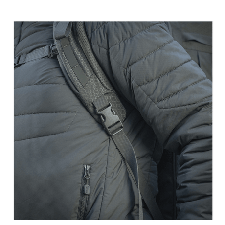 Nærbilde av M-Tac Ryggsekk Large Elite Hex Gen. IV på person iført jakke, viser ergonomisk design og sterk konstruksjon.