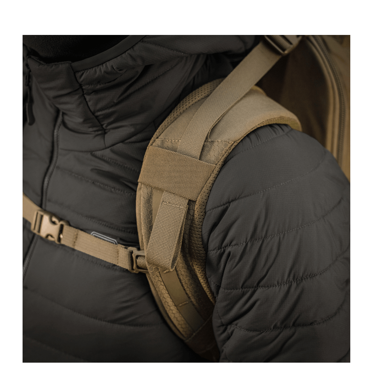 Detaljeret billede af M-Tac Rygsæk Large Elite Hex Gen. IV bæresystem i brug, fremstillet af slidstærkt Cordura materiale.