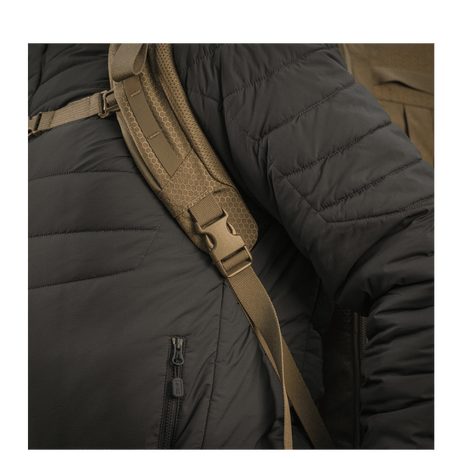 Person med svart jakke bærer M-Tac Ryggsekk Large Elite Hex Gen. IV med justerbare stropper og ergonomisk design.