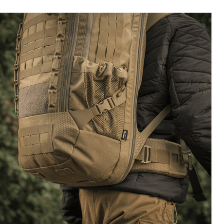 M-Tac Ryggsekk Large Elite Hex Gen. IV bæres av person, ergonomisk design, laget av slitesterk Cordura 500D og Hex 1000-materiale.