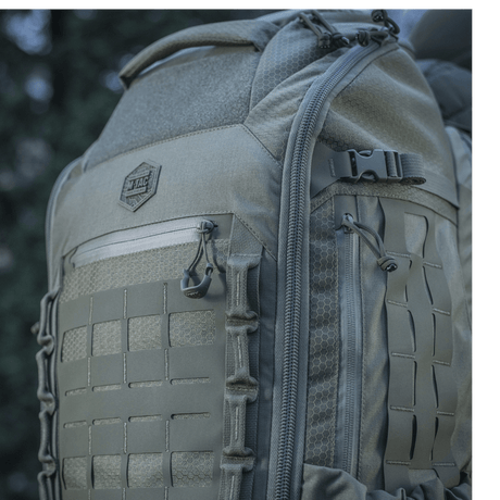 M-Tac Ryggsekk Large Elite Hex Gen. IV nært i naturen, viser Cordura-materialer og funksjonelt design.