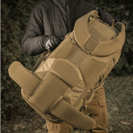 Person holder M-Tac Ryggsekk Large Elite Hex Gen. IV laget av robuste materialer, egnet til å bære våpen i naturen.