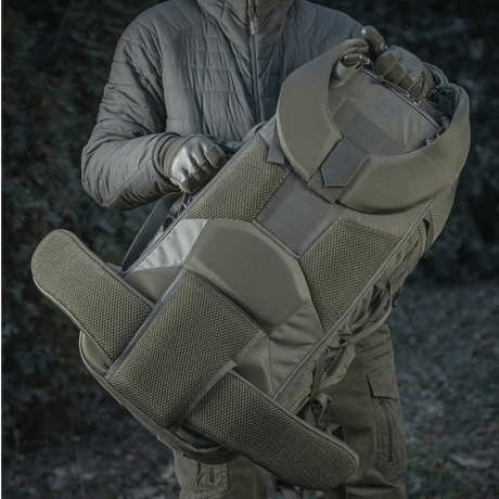 M-Tac Ryggsekk Large Elite Hex Gen. IV i solidt Cordura-materiale, ergonomisk design, vist i et utendørs miljø. Bæres av en person.
