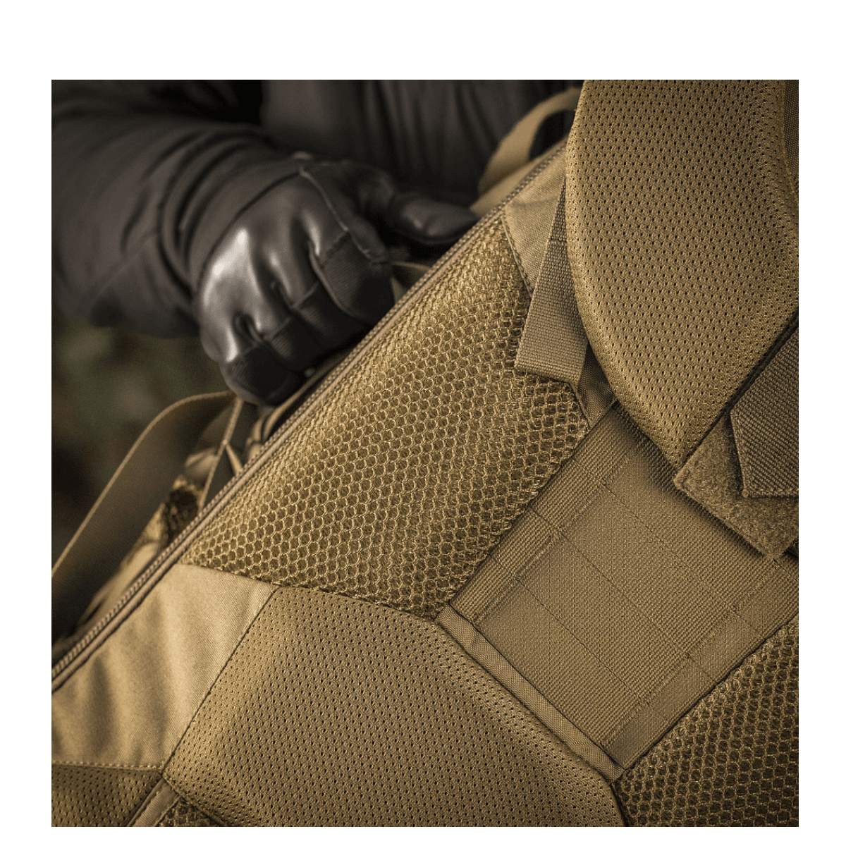 Nærbillede af M-Tac Rygsæk Large Elite Hex Gen. IV, der viser ergonomisk design med slidstærkt Cordura-materiale. Stilfuld og funktionel.