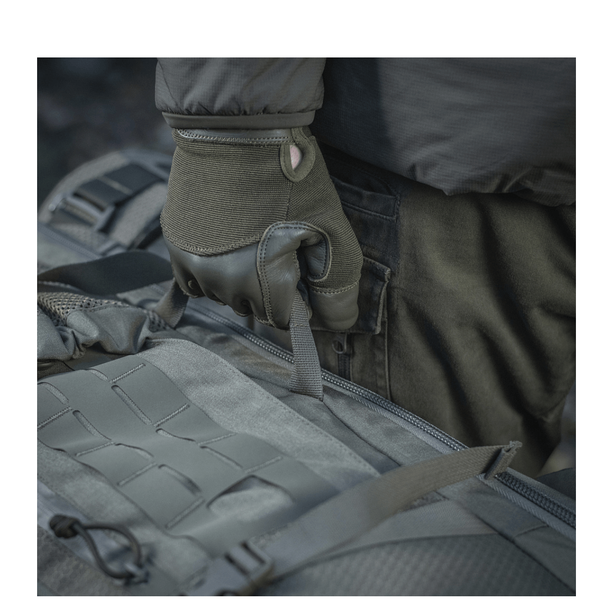Taktisk brug af M-Tac Rygsæk Large Elite Hex Gen. IV i robust Cordura materiale, ideel til udstyr og våbenopbevaring under krævende forhold.