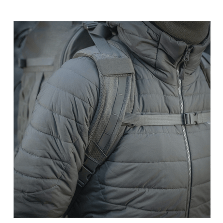 Person iført M-Tac Ryggsekk Large Elite Hex Gen. IV med ergonomisk design og holdbart materiale.