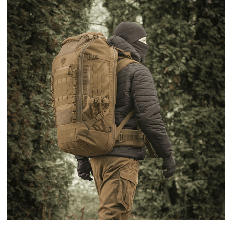En person iført M-Tac Ryggsekk Large Elite Hex Gen. IV i naturen, designet for holdbarhet og funksjonalitet.
