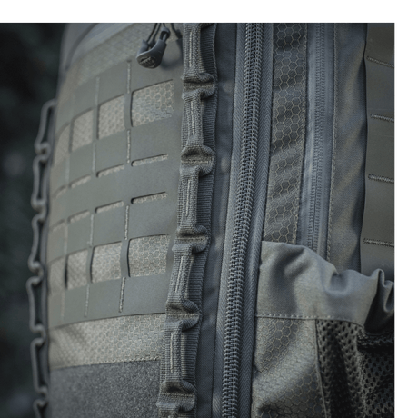 M-Tac Ryggsekk Large Elite Hex Gen. IV, beskrivelse av tett materiale og glidelås, robust Cordura 500D og Hex 1000-design.