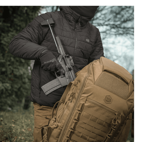 M-Tac Ryggsekk Large Elite Hex Gen. IV i feltet med taktisk lukning, designet for å bære adskilte våpen, laget i Cordura for holdbarhet.