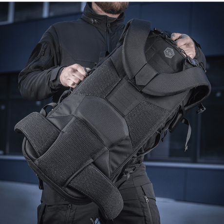 Person holder M-Tac Rygsæk Large Elite Hex Gen. IV med ergonomisk design i holdbare materialer, ideell for transport av våpen.