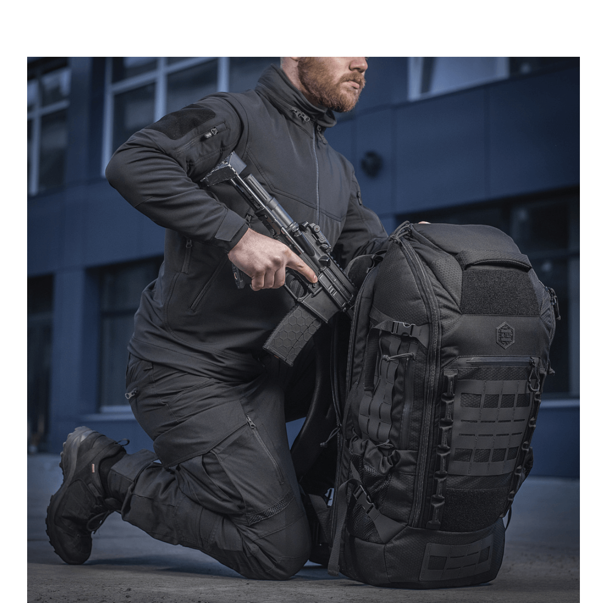M-Tac Rygsæk Large Elite Hex Gen. IV i sort, ergonomisk designet med plads til våben, fremstillet af slidstærkt Cordura materiale.