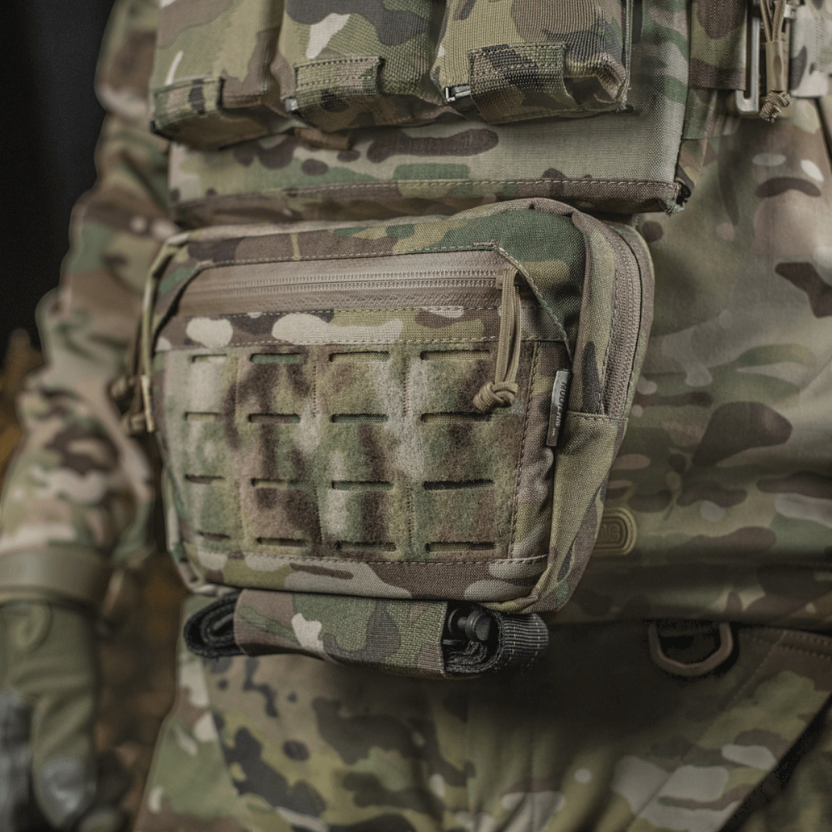 M-Tac Lomme til Tilbehør Lower Large Elite i Cordura 500D-materiale, monteret på camouflageudstyr, set forfra.