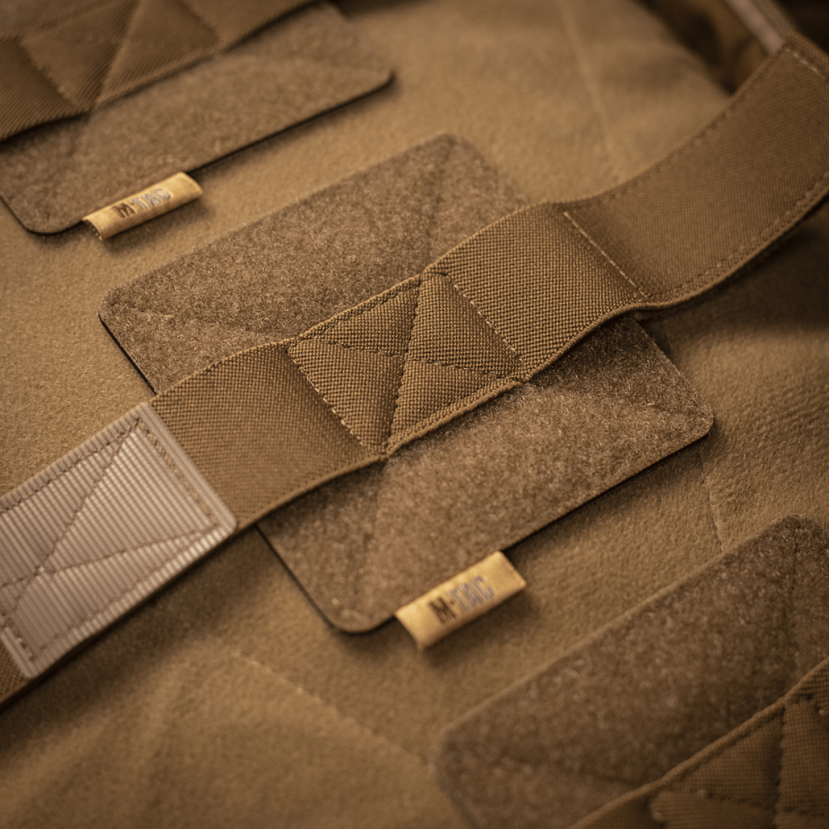 Nærbillede af M‑Tac Indlæg til Rygsæk (3 stk) med Velcro-panel og justerbare stropper for optimal fiksering af udstyr.