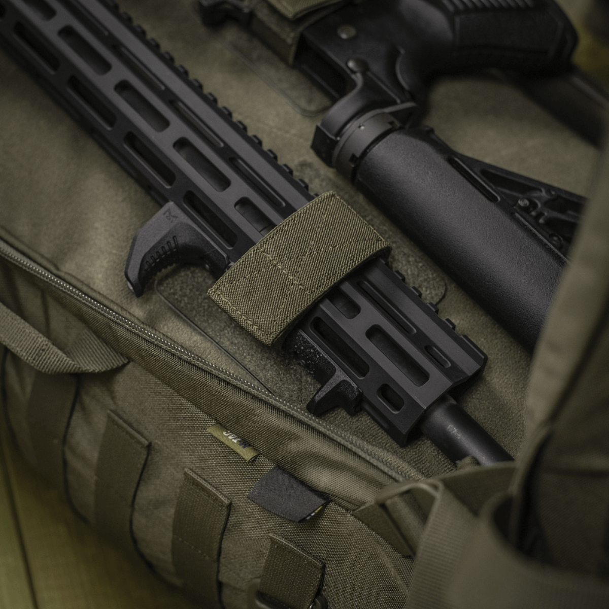 M‑Tac Indlæg til Rygsæk (3 stk) i brug, designet til AR‑15 og AK karbiner, i en M‑Tac Large Elite Hex rygsæk med Velcro-paneler.