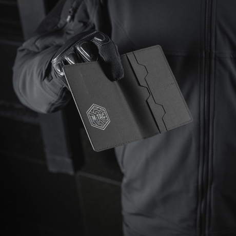 M‑Tac Pascover i svart polymer med stilfullt logo som beskytter pass mot slitasje. Praktisk for reiser, passer til ukrainske og utenlandske pass.