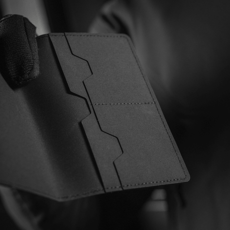 M‑Tac Pascover beskytter pass med slitesterkt design, innvendige rom for kort og stilfullt utseende for reisende.