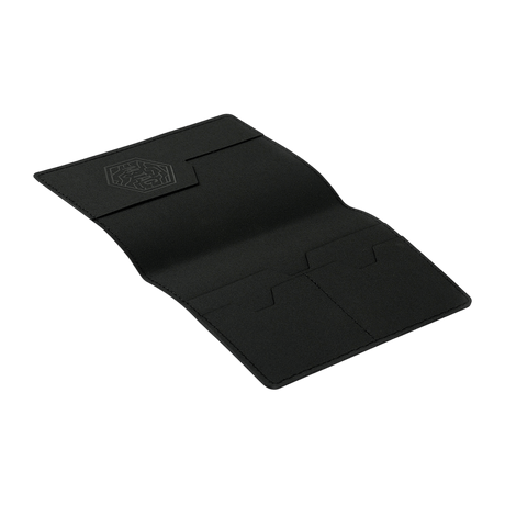 M‑Tac Pascover i svart polymerkompositt med kortlommer og stilfullt M‑Tac-logo, beskytter pass mot slitasje og skader.