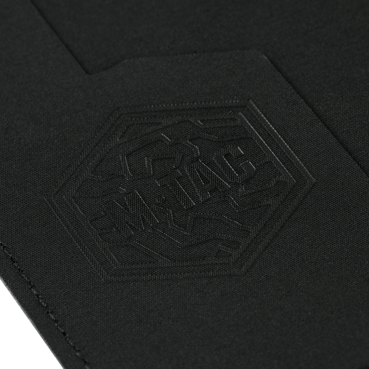 M‑Tac Pascover i polymermateriale med stilfuldt logo, beskytter pas mod skader, ideel til rejser. Sort, holdbart design, 13,5 x 10 cm.