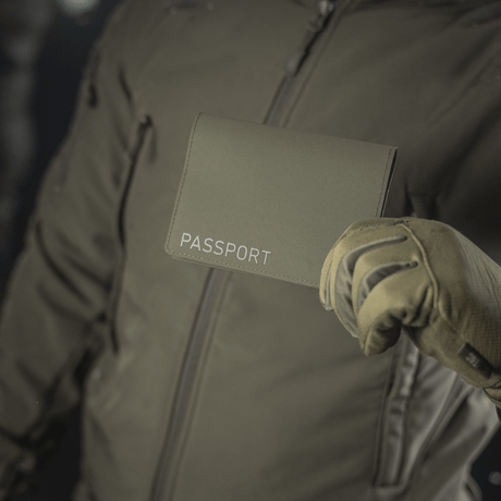 M‑Tac Pascover i moderne polymerkompositt beskytter pass mot slitasje og skader, praktisk og holdbar for reiser.