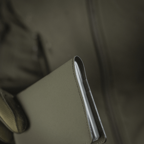 M‑Tac Pascover laget av holdbar polymerkompositt for beskyttelse av pass mot skader, med "Passport"-trykk og rom for kort.