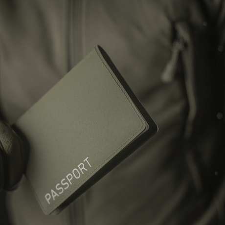 M‑Tac Pascover beskytter pass mot skader, polymerkompositt, vertikalt 'Passport'-trykk, stilfullt design, holdbart reisetilbehør.