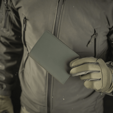 Person holder M‑Tac Pascover, en stilfull passbeskytter i polymerkompositt, ideell for ukrainske og utenlandske pass.