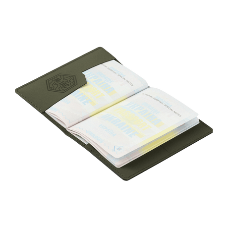M‑Tac Pascover beskytter pass i stilfullt design med rom for plastkort, laget av holdbar polymerkompositt. Ideelt for reiser.