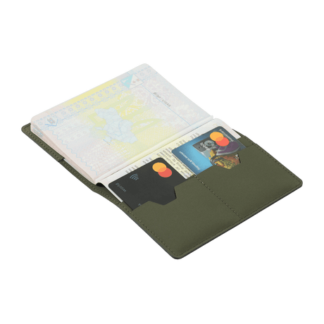 M‑Tac Pascover i polymerkompositt med vertikalt 'Passport'-trykk, innvendige kortlommer og stilfullt logo, egnet for reisende.
